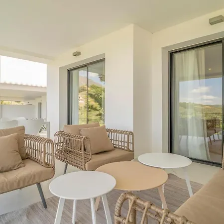 Amazing In With 2 Bedrooms, Wifi And Swimming Pool
